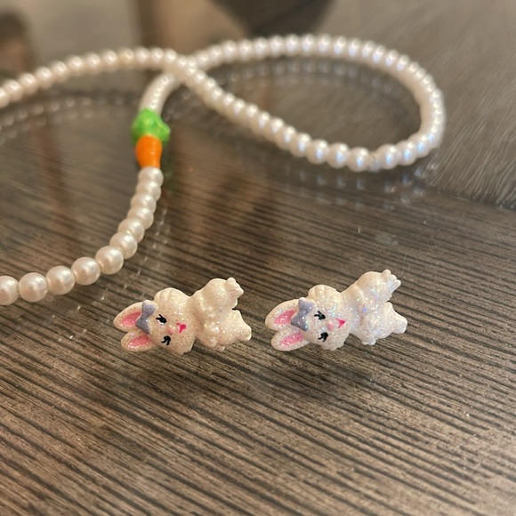 Vintage Resin Rabbit Earrings with Elastic Faux Pearl & Carrot Necklace - Picture 4 of 15